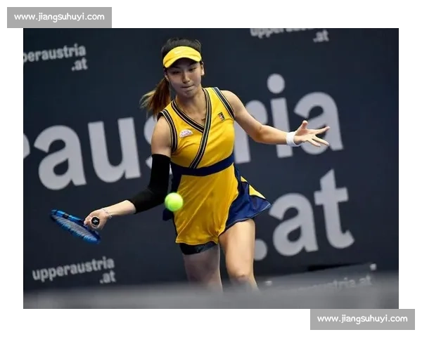 郑钦文三连胜横扫世界第一！王欣瑜草地爆发，中国德比悬念升级